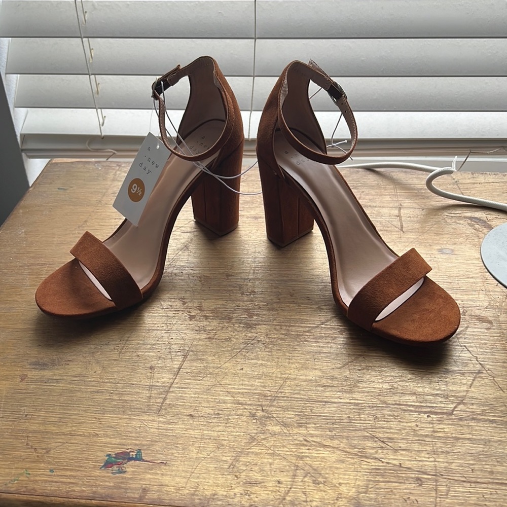NWT Ema block 4” heel, cognac color
